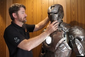 Pria Canberra Ini Ciptakan Baju Besi Iron Man Untuk Hibur Pasien Anak